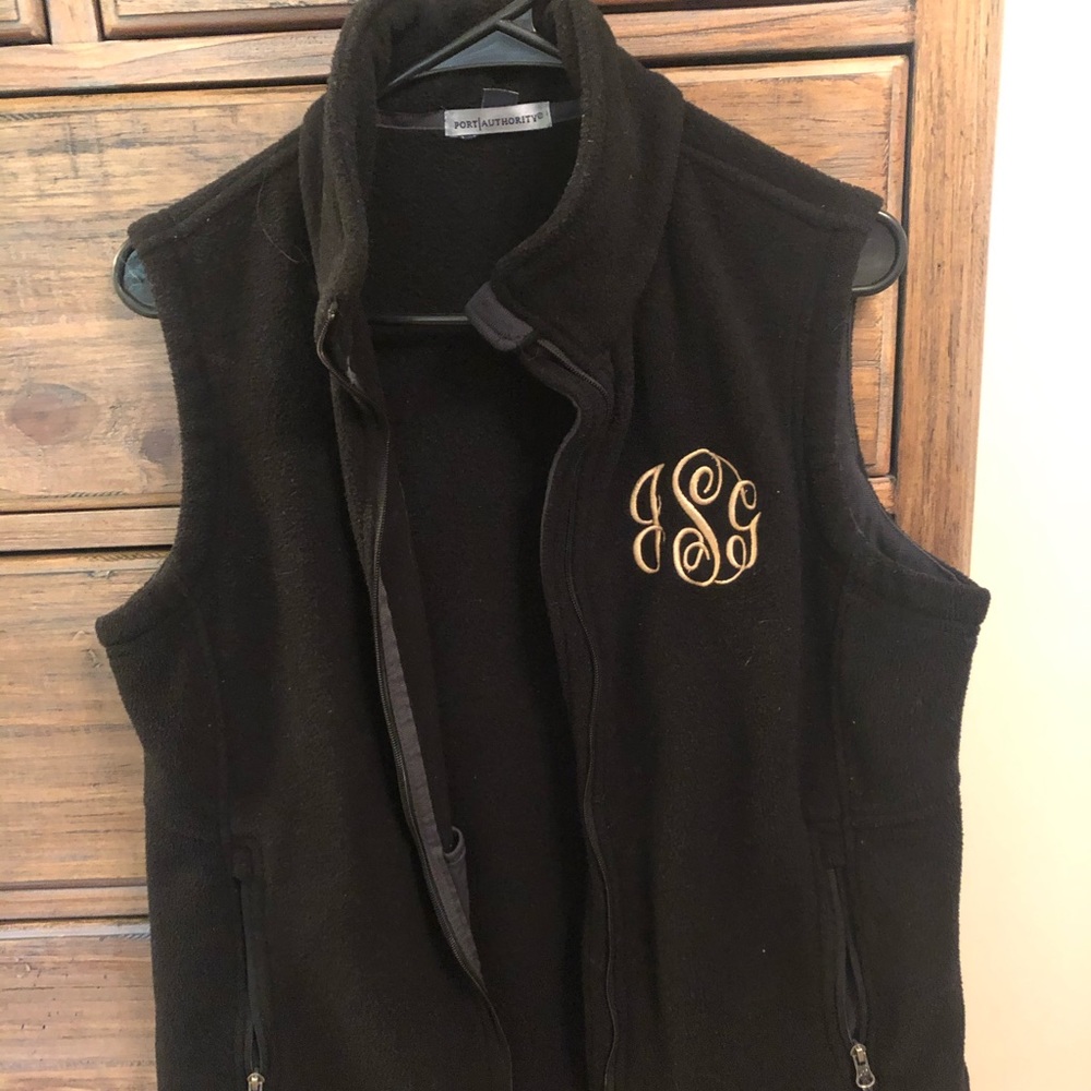 Black fleece vest, monogrammed (tan) jSg